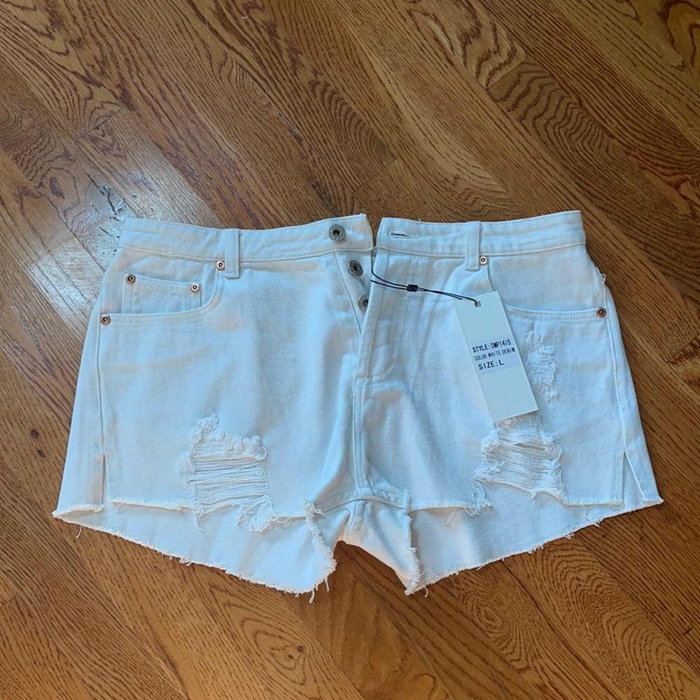 White distressed jean shorts Size Large